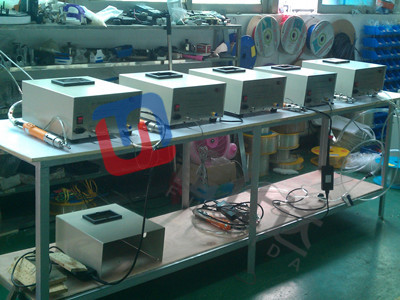 待测试自动锁螺丝机