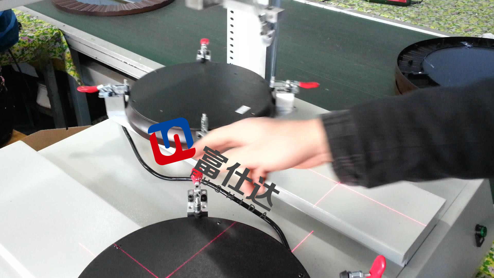 富仕达锁螺丝机