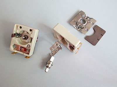 小型熔断器拧螺丝