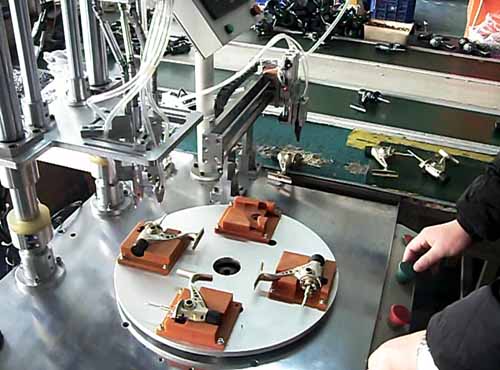 转台式自动拧螺丝机的应用案例