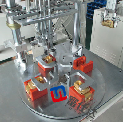 机械手锁螺丝机在铜阀产线的应用